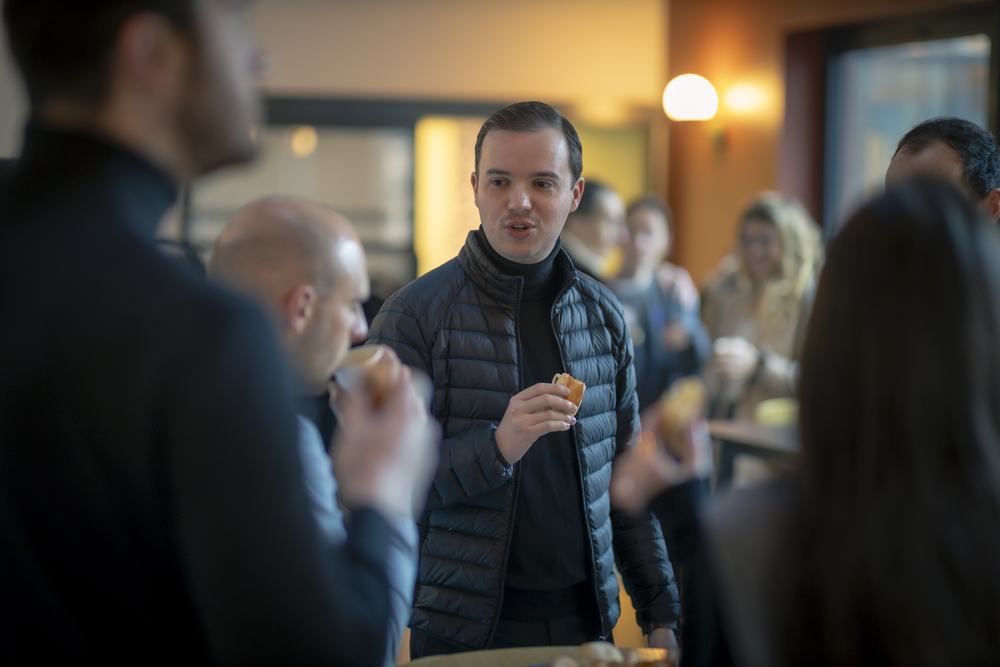 Pause networking pendant un événement professionnel