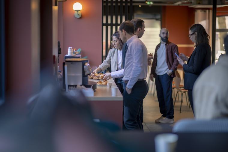 Pause café pendant un événement professionnel