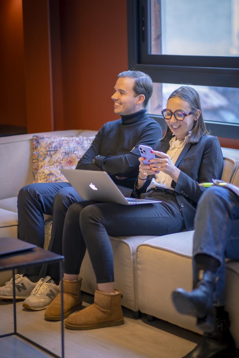 Deux participants échangent pendant un séminaire