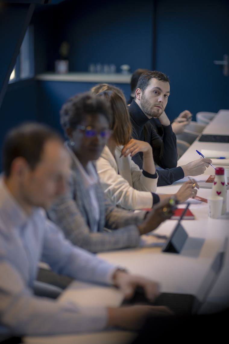 Réunion de travail autour d'une grande table